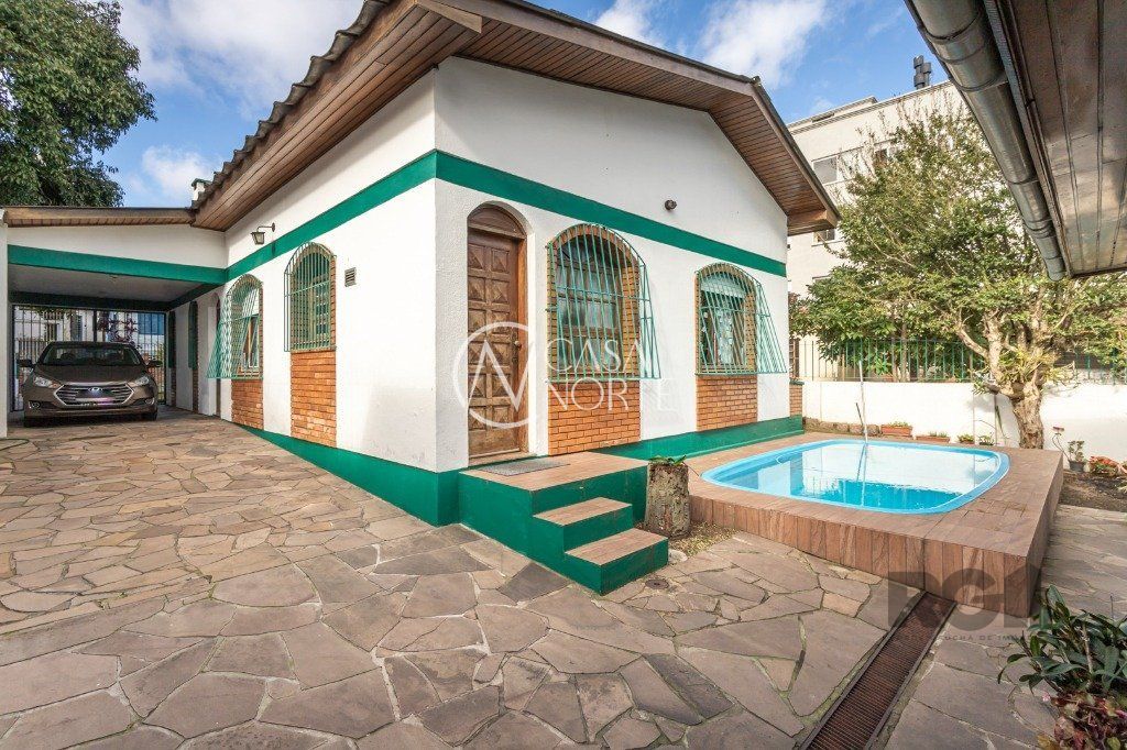 Casa à venda com 3 quartos, 147m², 1 suíte, 3 vagas, Rua Congo no bairro Vila Ipiranga em Porto Alegre
