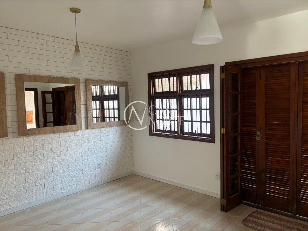 Casa de Condomínio à venda com 3 quartos, 207m², 2 vagas, Avenida Orleaes no bairro Guarujá em Porto Alegre