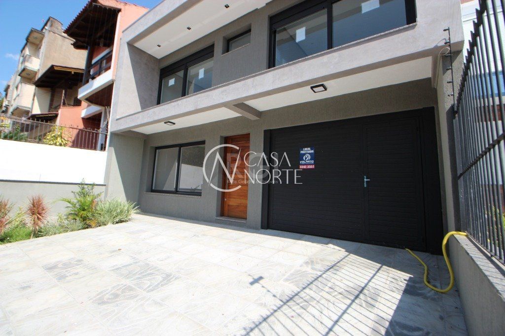 Casa à venda com 3 quartos, 190m², 1 suíte, 2 vagas, Rua Buarque de Macedo no bairro São Geraldo em Porto Alegre