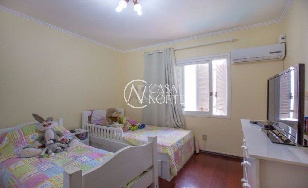 Casa à venda com 3 quartos, 309m², 1 suíte, 3 vagas, Rua Eurico Lara no bairro Medianeira em Porto Alegre