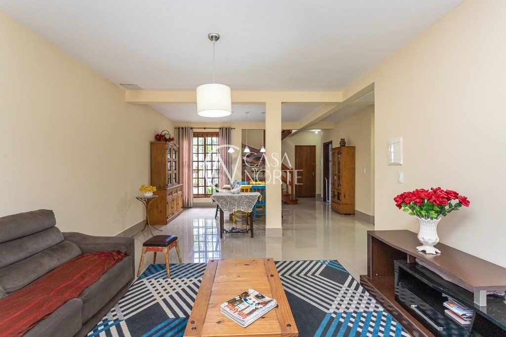 Casa à venda com 4 quartos, 190m², 2 suítes, 2 vagas, Rua Jayme Saul de Borba no bairro Guarujá em Porto Alegre