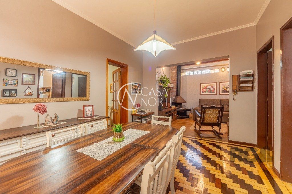 Casa à venda com 4 quartos, 200m², 1 suíte, 2 vagas, Rua Tamandaré no bairro Camaquã em Porto Alegre