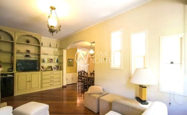 Casa à venda com 7 quartos, 312m², 2 suítes, 4 vagas, Rua Faria Santos no bairro Petrópolis em Porto Alegre