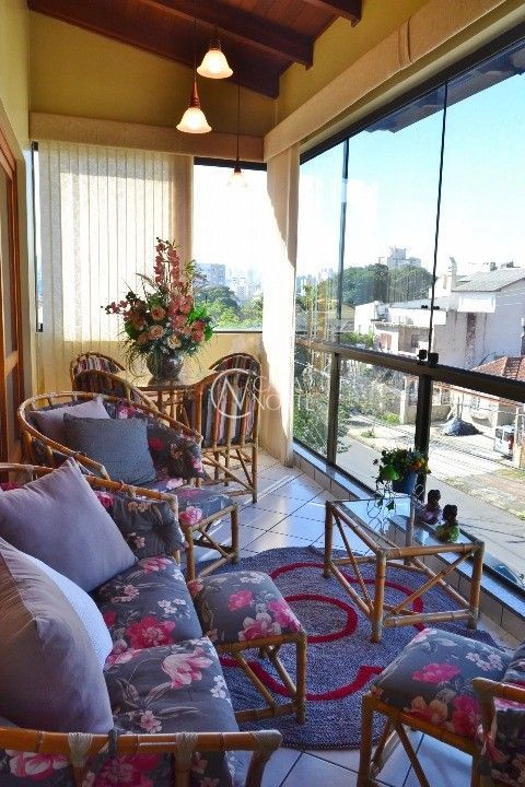 Casa à venda com 4 quartos, 518m², 1 suíte, 3 vagas, Rua Veríssimo Rosa no bairro Partenon em Porto Alegre