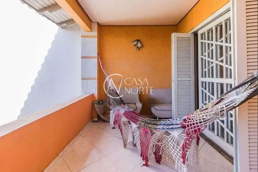 Casa à venda com 4 quartos, 230m², 1 suíte, 2 vagas, Rua Professora Ziláh Totta no bairro Jardim Leopoldina em Porto Alegre