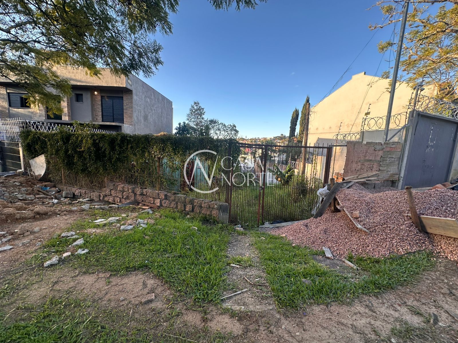 Terreno à venda  com 340m², Rua Doutor Rodrigues Alves no bairro Chácara das Pedras em Porto Alegre