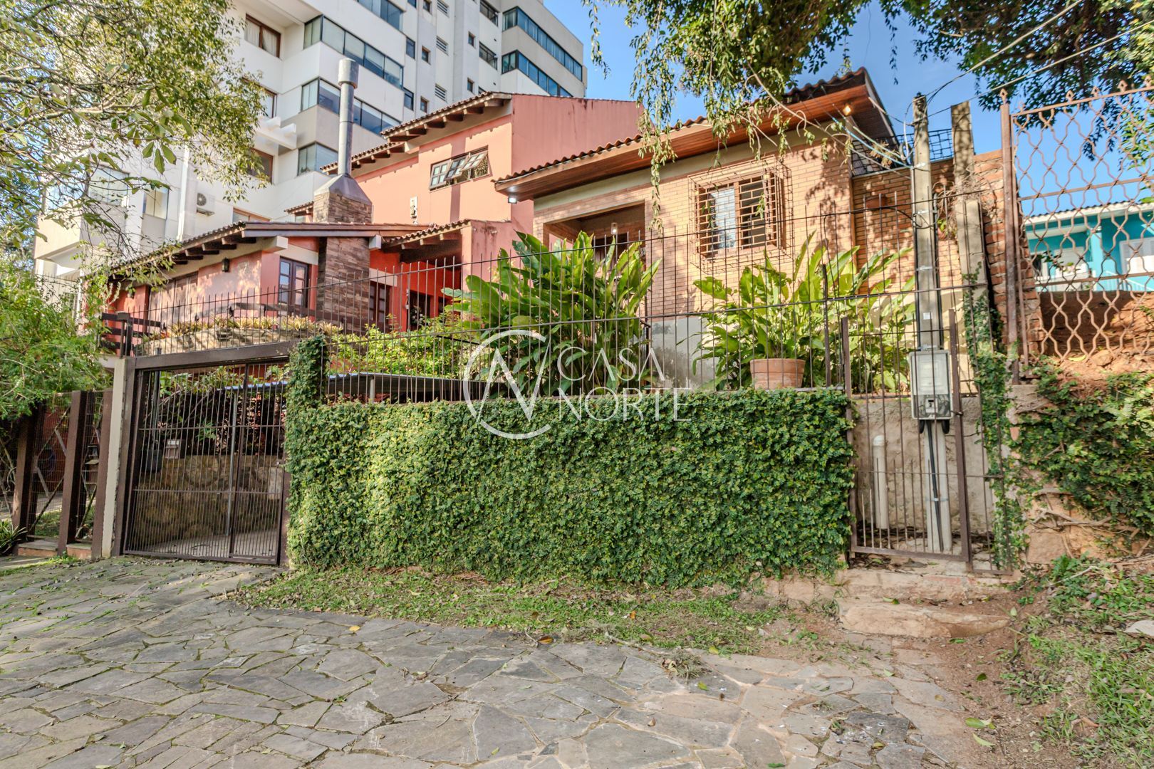 Casa à venda com 2 quartos, 86m², 1 suíte, 1 vaga, Rua Isidoro Trêssi no bairro Jardim Botânico em Porto Alegre