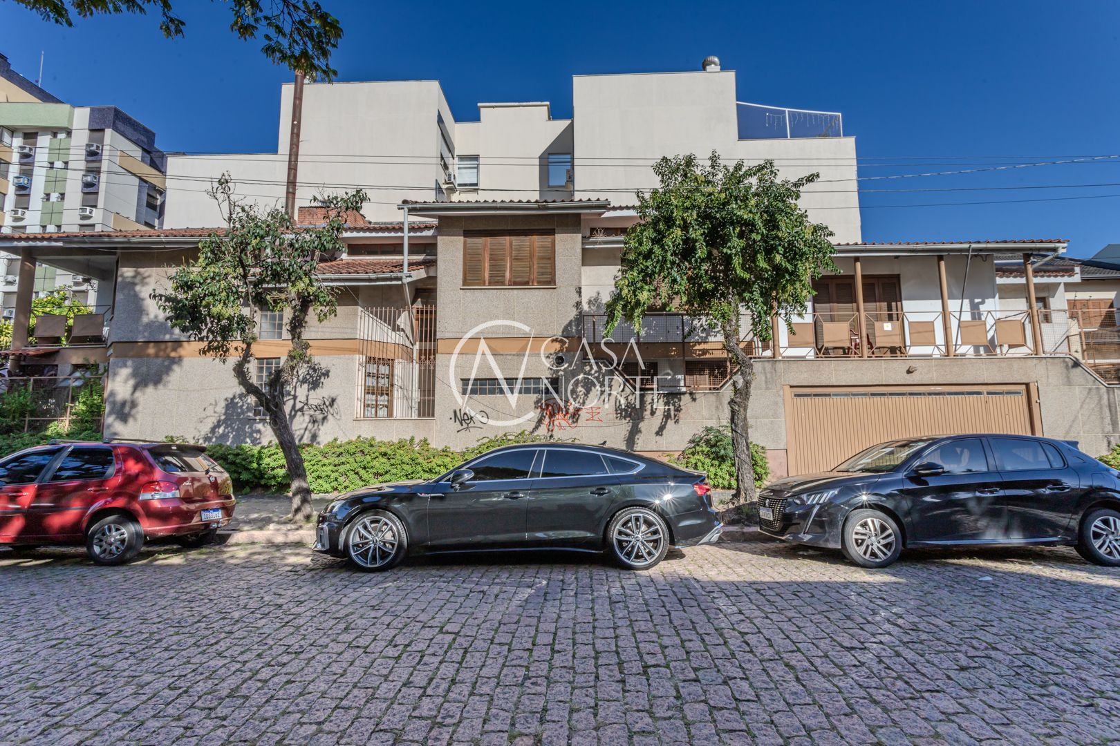 Casa à venda com 9 quartos, 281m², 3 suítes, 2 vagas, Rua São Luís no bairro Santana em Porto Alegre