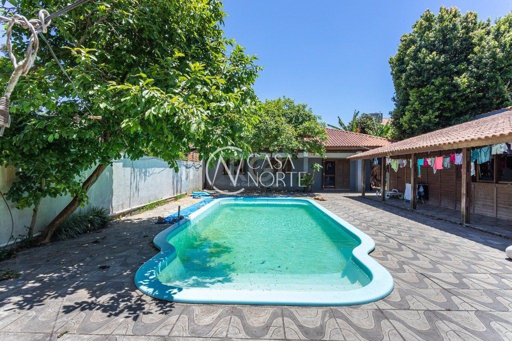 Casa à venda com 5 quartos, 350m², 1 suíte, 4 vagas, Rua Cassino no bairro Ipanema em Porto Alegre