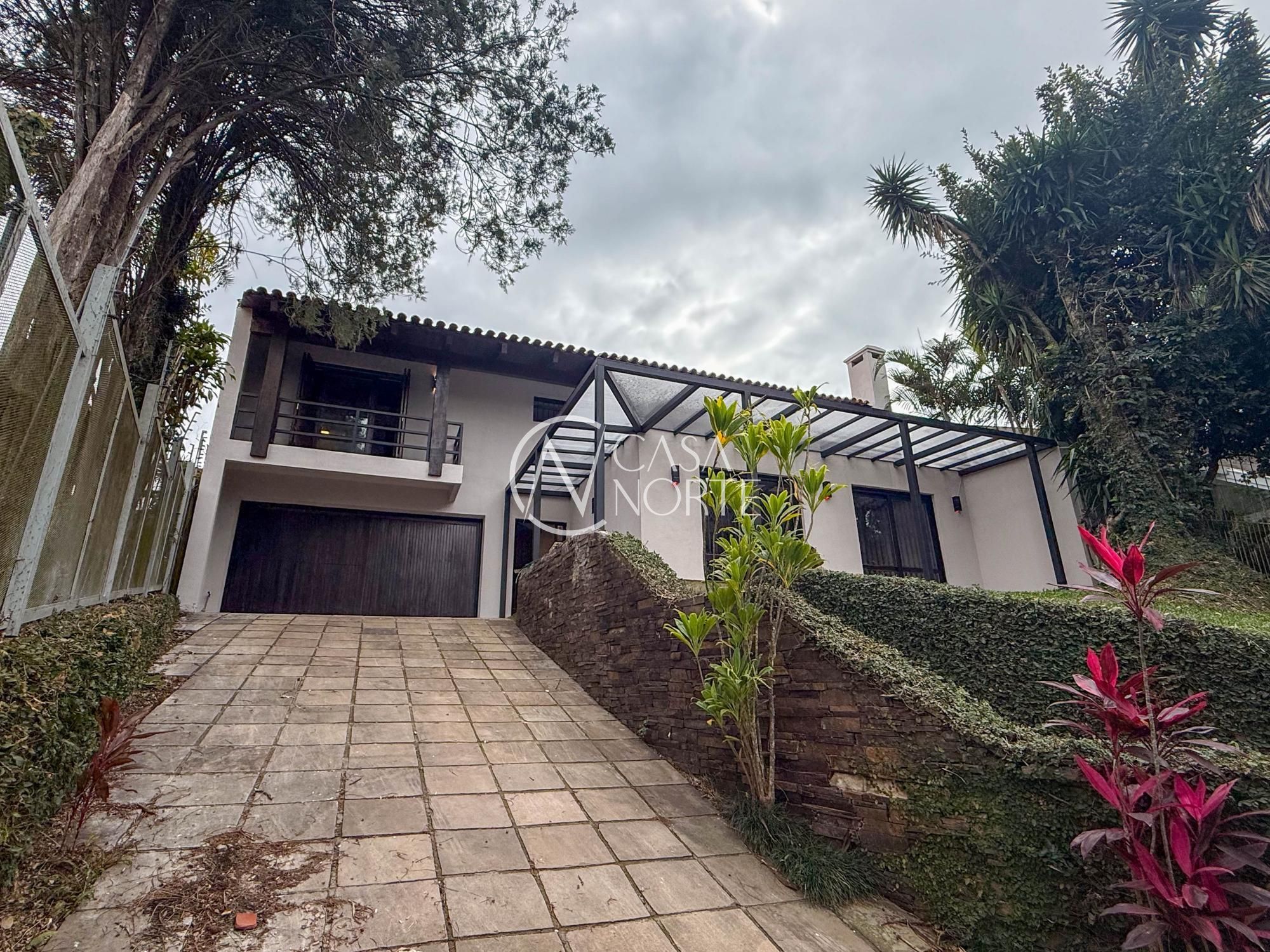 Casa à venda com 4 quartos, 345m², 2 suítes, 2 vagas, Rua Fernando Cunha no bairro Ipanema em Porto Alegre