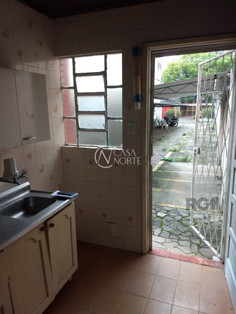 Terreno Comercial à venda com 1 quarto com 217m², 10 vagas, Travessa Azevedo no bairro Floresta em Porto Alegre