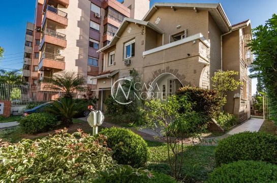 Casa à venda com 4 quartos, 277m², 1 suíte, 4 vagas, Rua Dário Pederneiras no bairro Petrópolis em Porto Alegre