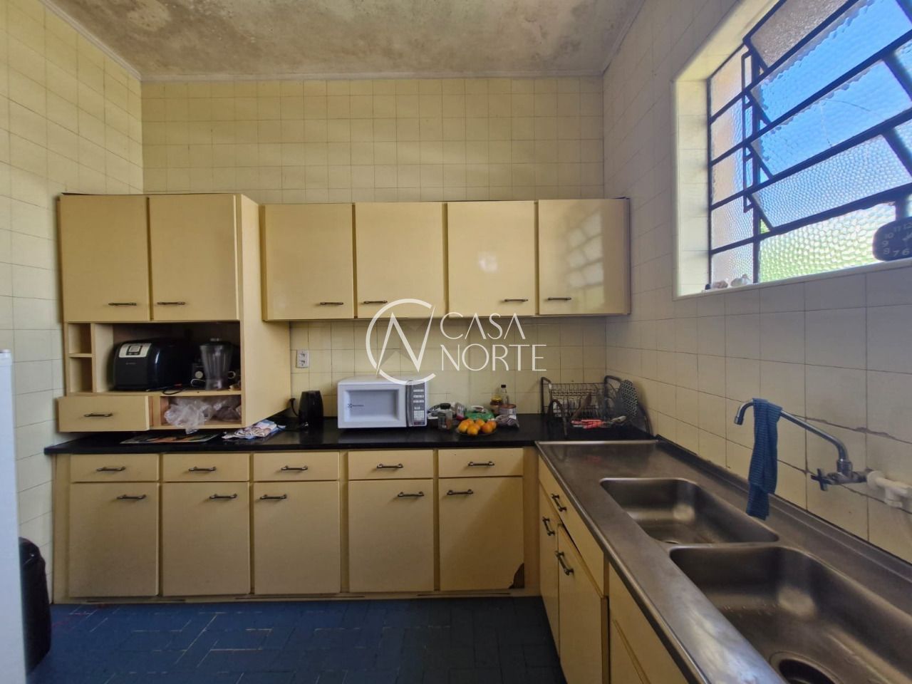 Casa à venda com 4 quartos, 350m², 2 vagas, Rua Dário Pederneiras no bairro Petrópolis em Porto Alegre