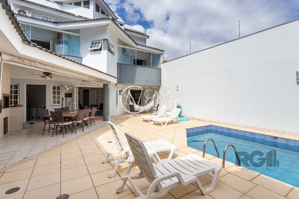 Casa à venda com 5 quartos, 428m², 3 suítes, 3 vagas, Rua Comendador Claudius Zaluski no bairro Petrópolis em Porto Alegre