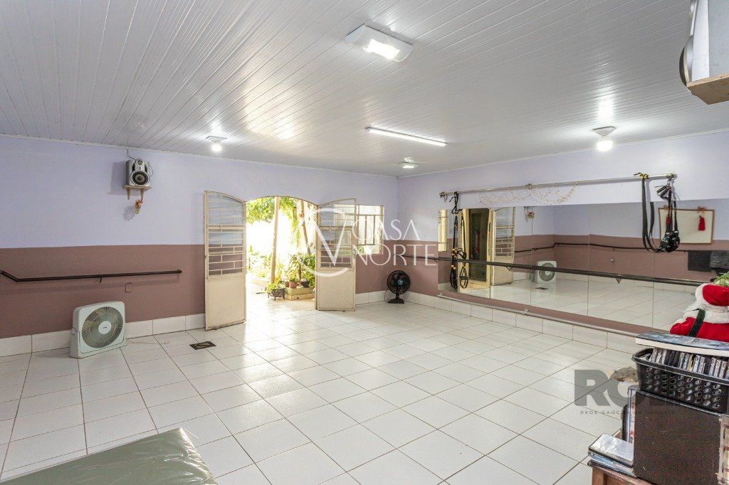 Casa à venda com 5 quartos, 285m², 3 vagas, Rua Monsenhor Veras no bairro Santana em Porto Alegre