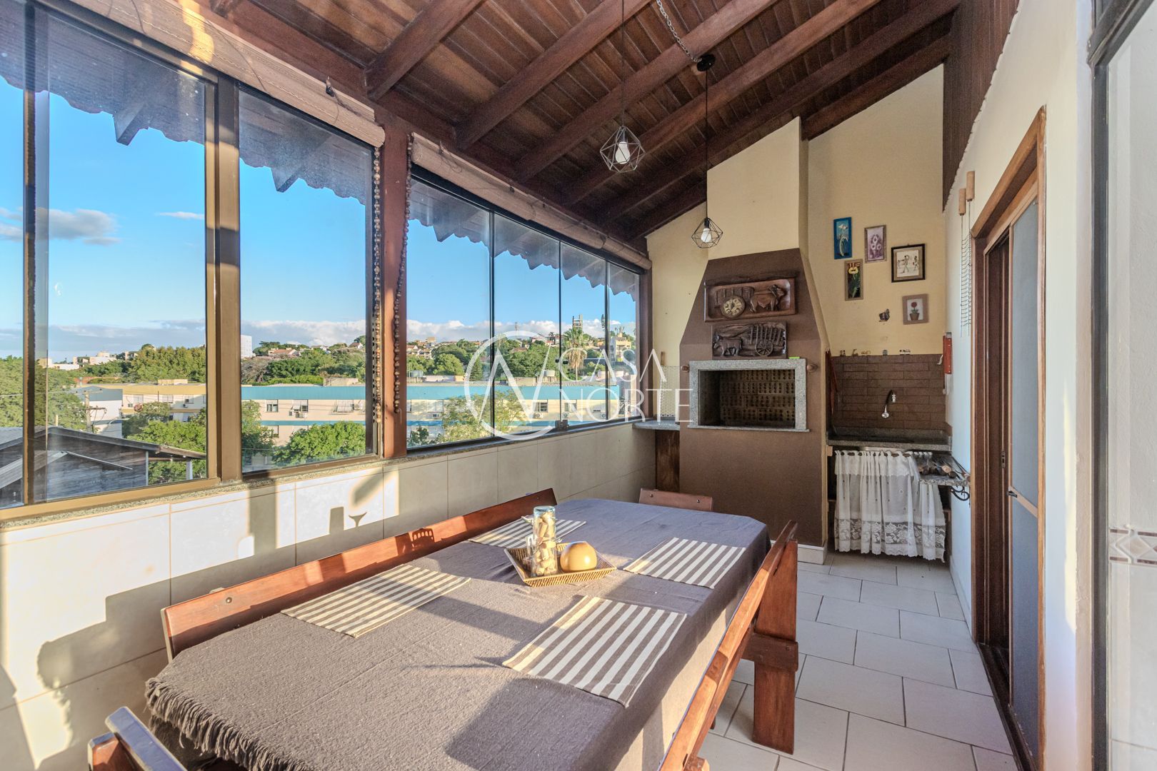 Casa de Condomínio à venda com 3 quartos, 196m², 1 suíte, 3 vagas, Rua Coronel Massot no bairro Tristeza em Porto Alegre