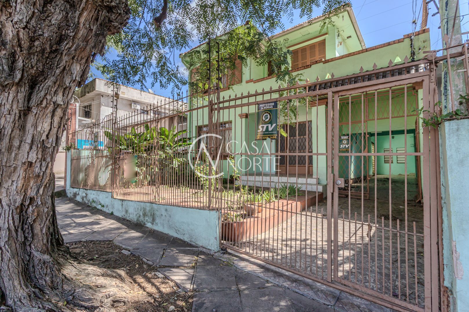 Casa à venda com 5 quartos, 253m², 4 vagas, Rua Tobias Barreto no bairro Partenon em Porto Alegre