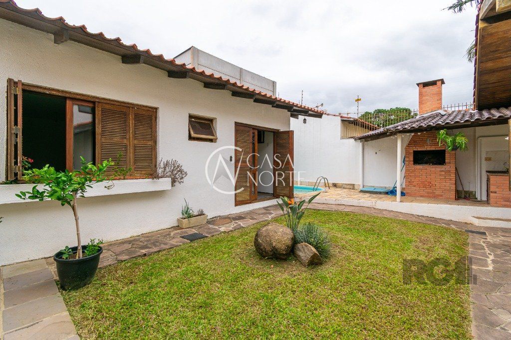 Casa à venda com 6 quartos, 388m², 1 suíte, 3 vagas, Rua Professor Leopoldo Tietbohl no bairro Jardim Itu em Porto Alegre