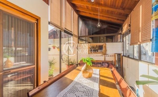 Casa de Condomínio à venda com 3 quartos, 196m², 1 suíte, 3 vagas, Rua Coronel Massot no bairro Cristal em Porto Alegre