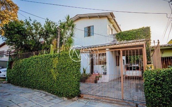 Casa à venda com 9 quartos, 300m², 2 suítes, 5 vagas, Rua Vladimir Herzog no bairro Jardim Carvalho em Porto Alegre