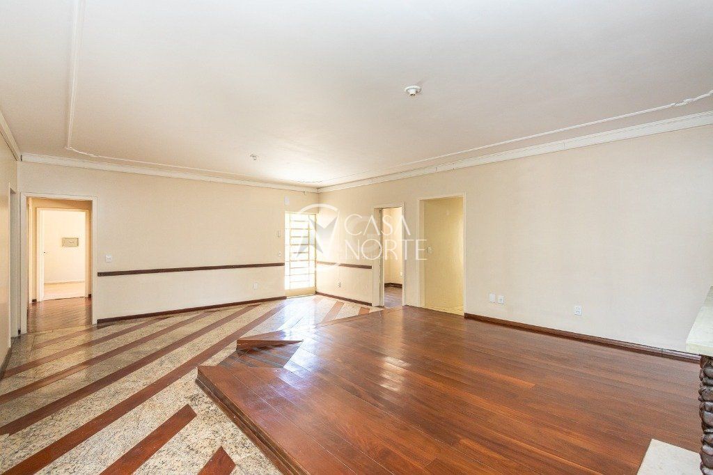 Casa à venda com 5 quartos, 400m², 1 suíte, 3 vagas, Rua Guaraum no bairro Vila Assunção em Porto Alegre