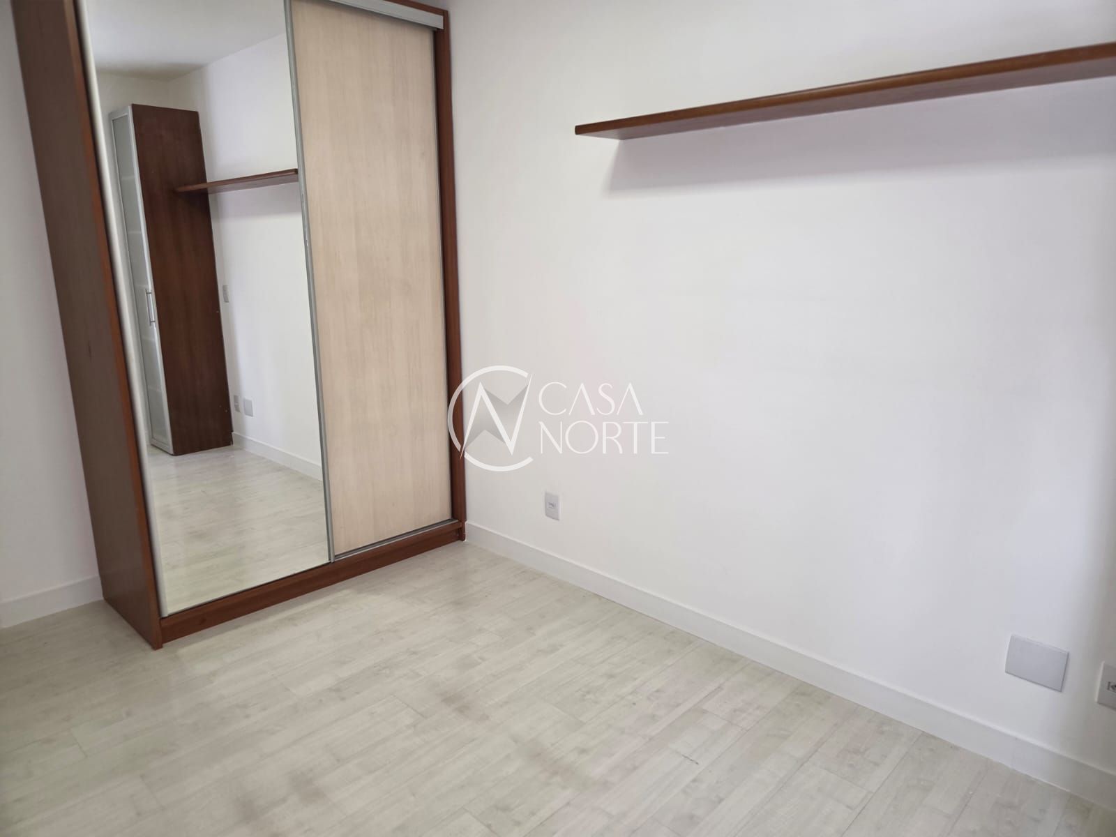 Apartamento à venda com 2 quartos, 60m², 1 suíte, 1 vaga, Rua Faria Santos no bairro Petrópolis em Porto Alegre