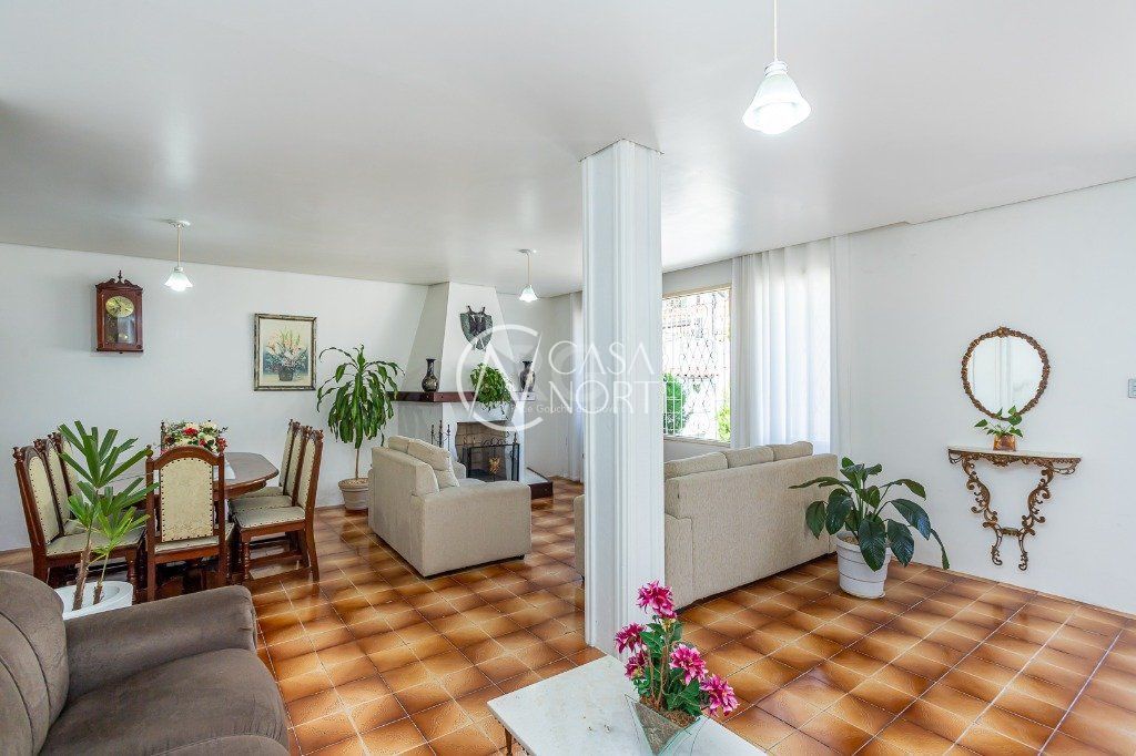 Casa à venda com 3 quartos, 165m², 2 suítes, 2 vagas, Rua Vital Brasil no bairro Jardim Sabará em Porto Alegre