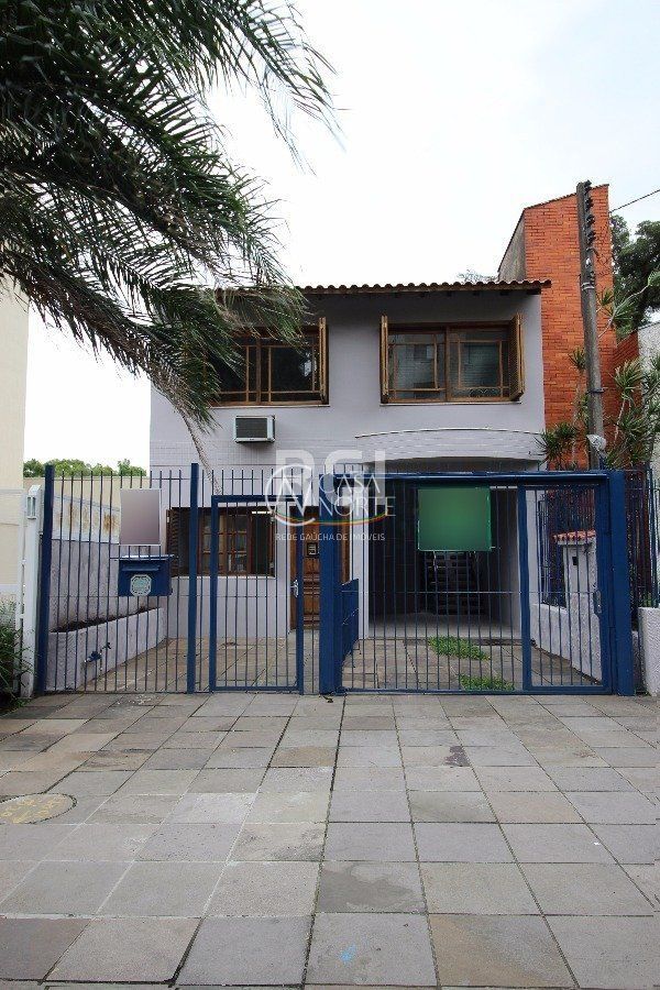 Casa à venda com 3 quartos, 280m², 2 vagas, Avenida Coronel Lucas de Oliveira no bairro Petrópolis em Porto Alegre