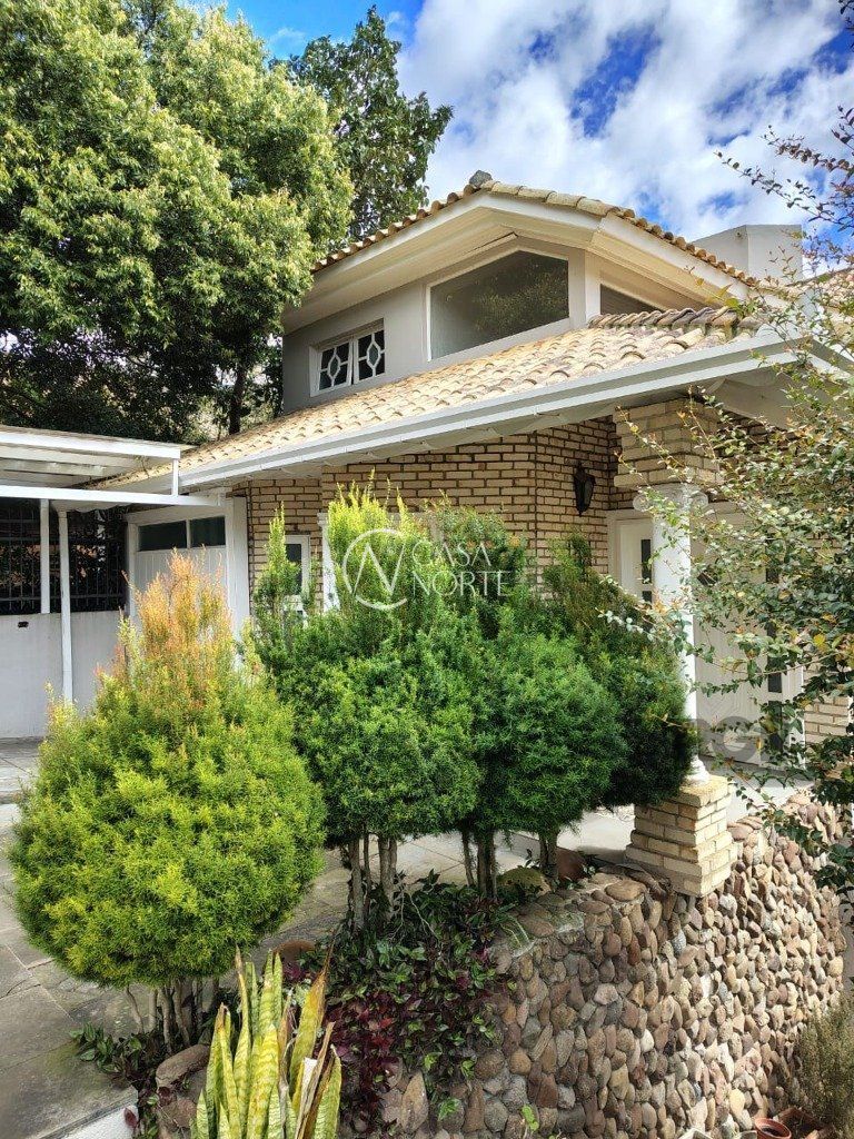 Casa à venda com 3 quartos, 362m², 1 suíte, 4 vagas, Rua Altos da Amapá no bairro Vila Nova em Porto Alegre