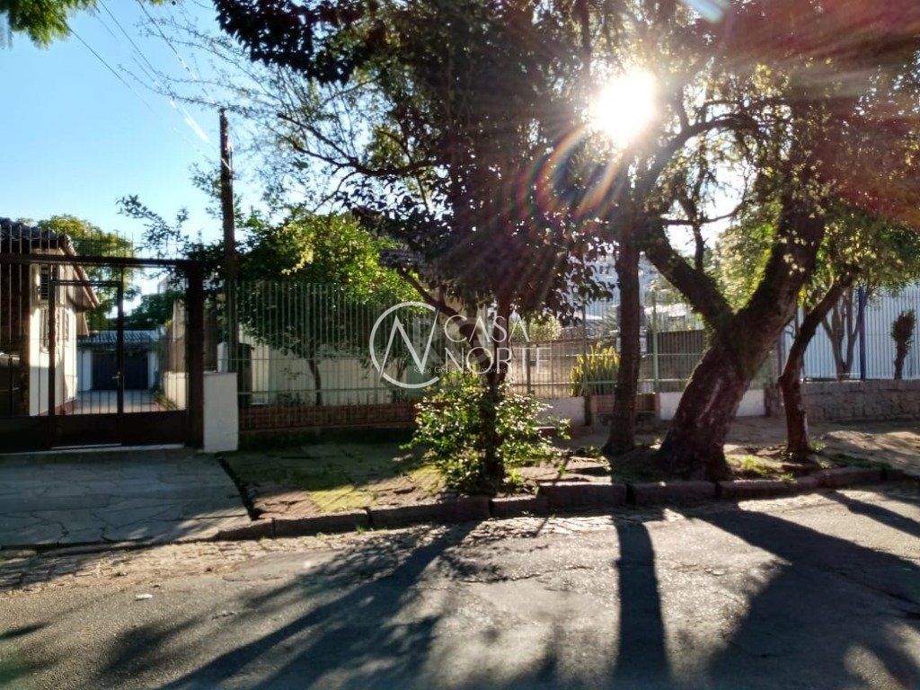 Terreno à venda  com 390m², Rua Alberto Silva no bairro Vila Ipiranga em Porto Alegre