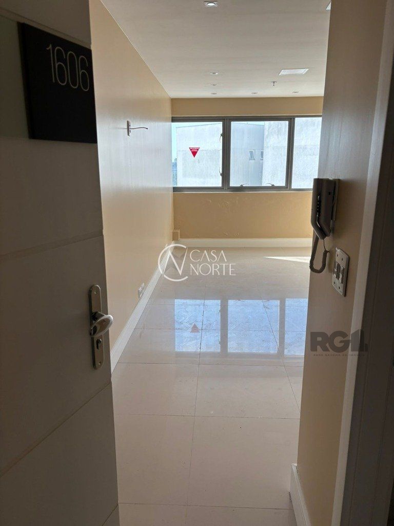 Sala Comercial à venda com 1 quarto, 25m², 1 vaga, Avenida Assis Brasil no bairro São Sebastião em Porto Alegre