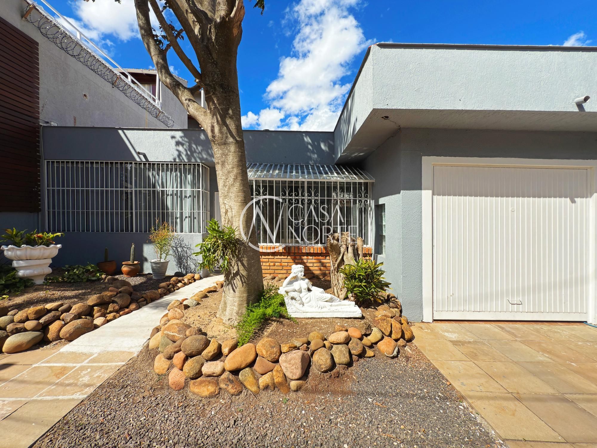 Casa à venda com 3 quartos, 180m², 2 suítes, 2 vagas, Rua Teixeira de Carvalho no bairro Medianeira em Porto Alegre