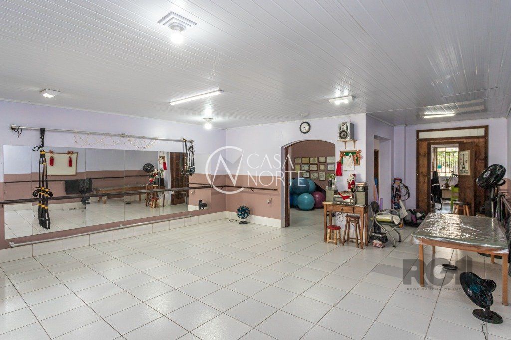 Casa à venda com 5 quartos, 285m², 3 vagas, Rua Monsenhor Veras no bairro Santana em Porto Alegre