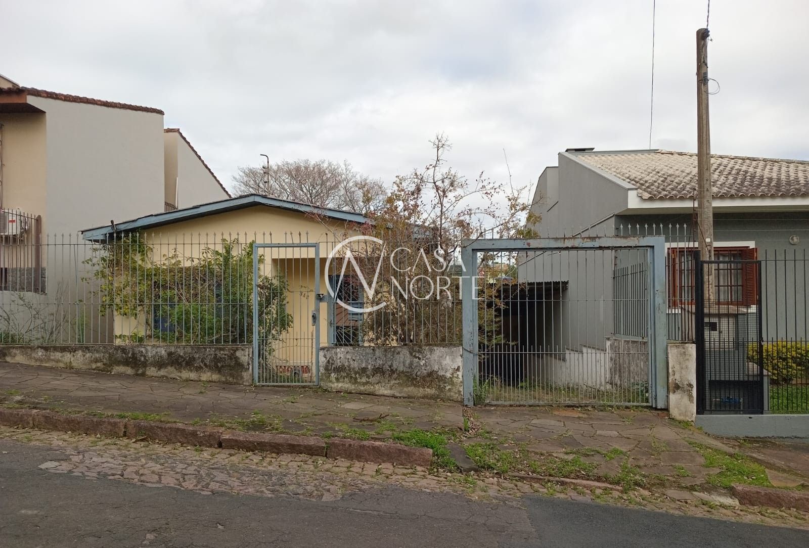 Casa à venda com 3 quartos, 100m², 2 vagas, Rua Doutor Ney Cabral no bairro Nonoai em Porto Alegre