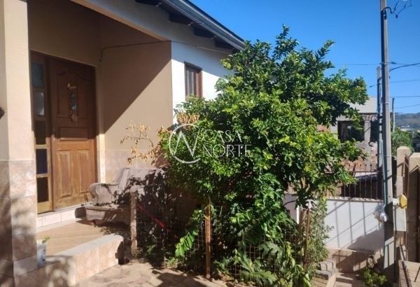 Casa à venda com 3 quartos, 206m², 1 suíte, 3 vagas, Beco Dois da Rua José Grimberg no bairro Parque Santa Fé em Porto Alegre