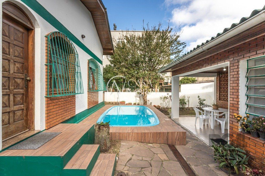 Casa à venda com 3 quartos, 147m², 1 suíte, 3 vagas, Rua Congo no bairro Vila Ipiranga em Porto Alegre