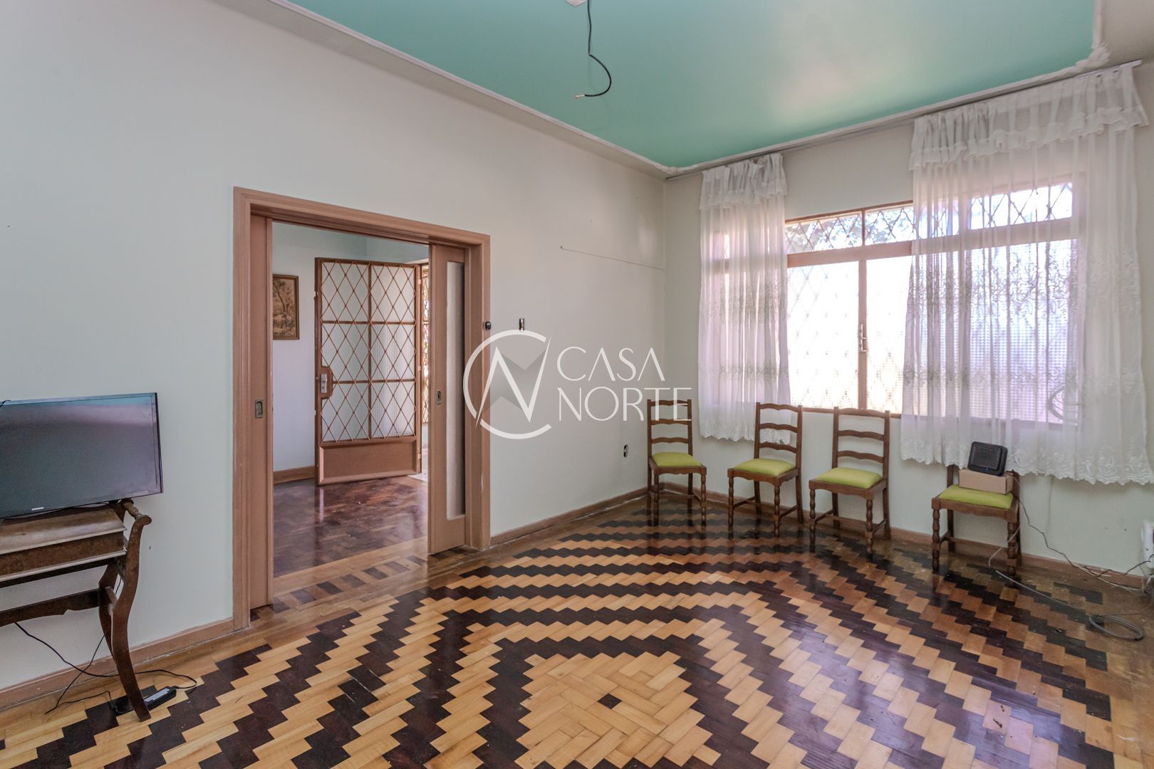 Casa à venda com 5 quartos, 253m², 4 vagas, Rua Tobias Barreto no bairro Partenon em Porto Alegre
