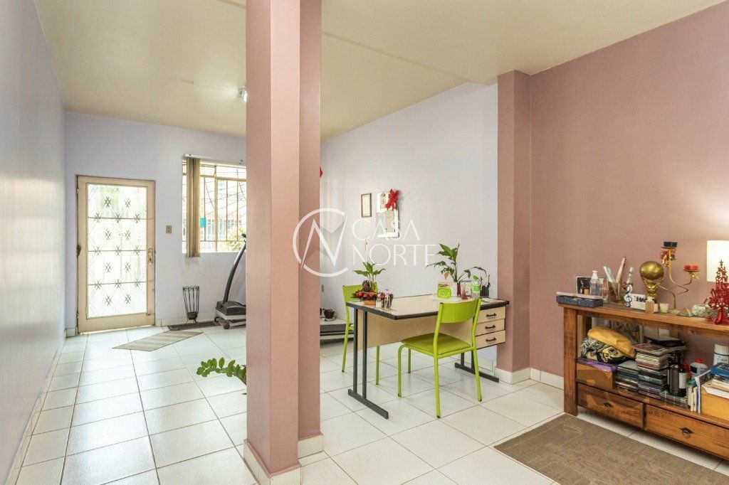 Casa à venda com 5 quartos, 285m², 3 vagas, Rua Monsenhor Veras no bairro Santana em Porto Alegre