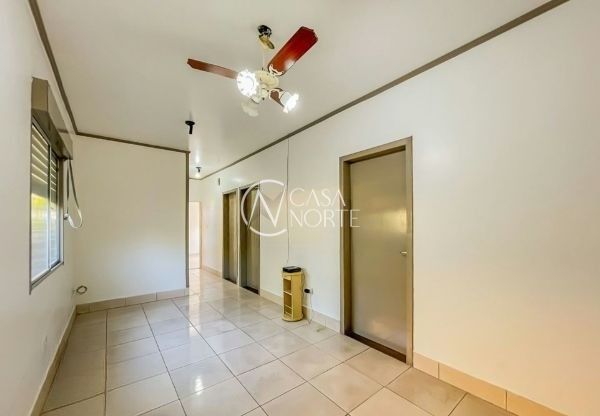 Casa à venda com 3 quartos, 155m², 3 vagas, Praça Aratiba no bairro Cavalhada em Porto Alegre