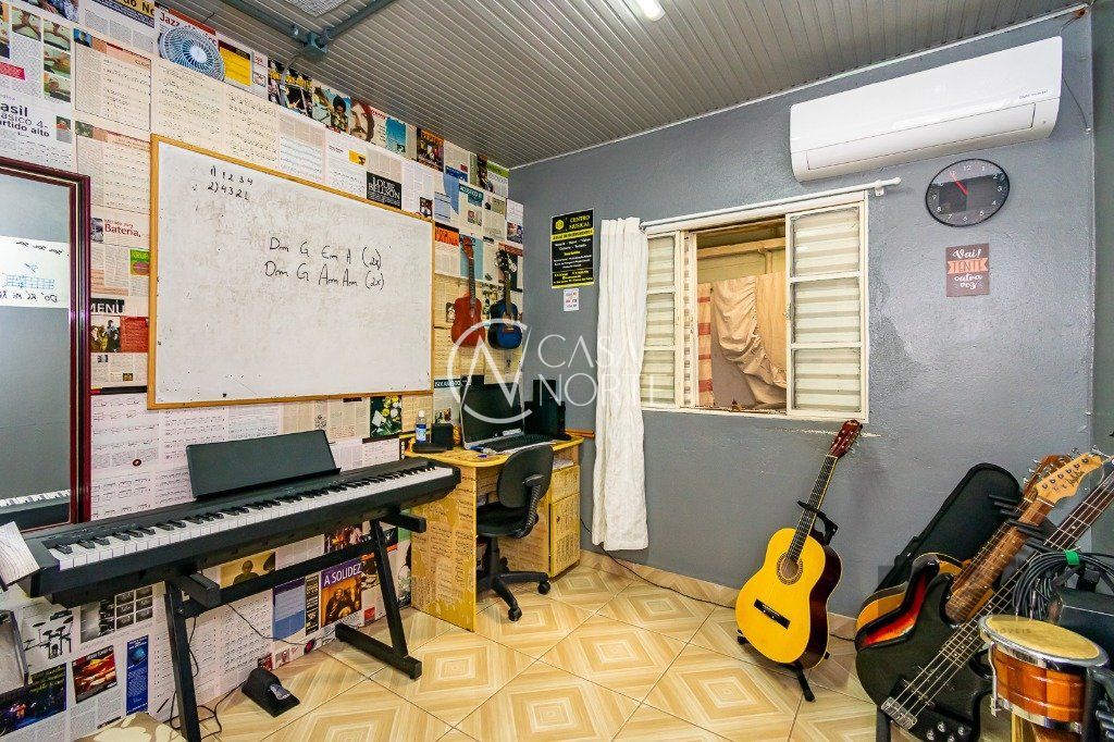 Casa à venda com 3 quartos, 150m², 1 suíte, 2 vagas, Avenida José Gertum no bairro Chácara das Pedras em Porto Alegre