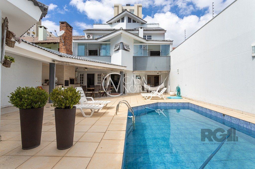 Casa à venda com 5 quartos, 428m², 3 suítes, 3 vagas, Rua Comendador Claudius Zaluski no bairro Petrópolis em Porto Alegre