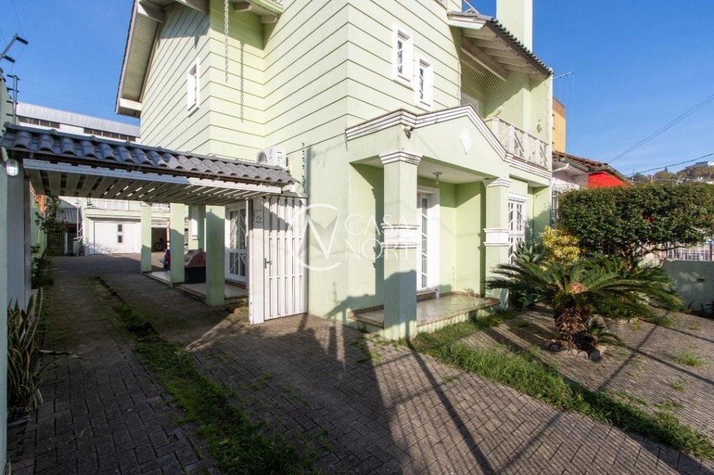 Casa à venda com 3 quartos, 320m², 3 suítes, 8 vagas, Rua Folha da Tarde no bairro Cristal em Porto Alegre
