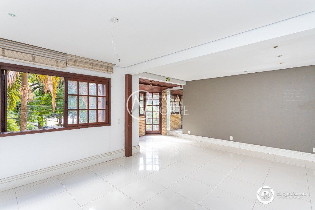 Casa à venda com 4 quartos, 330m², 3 suítes, 2 vagas, Avenida Iguassu no bairro Petrópolis em Porto Alegre