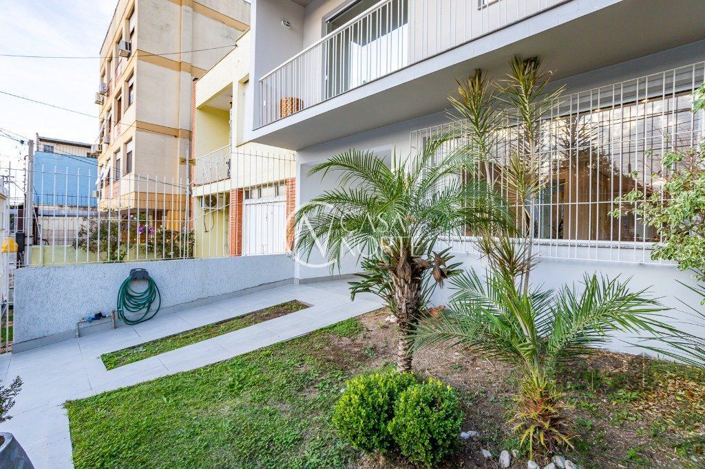 Casa à venda com 4 quartos, 138m², 1 suíte, 3 vagas, Rua Teixeira de Freitas no bairro Santo Antônio em Porto Alegre