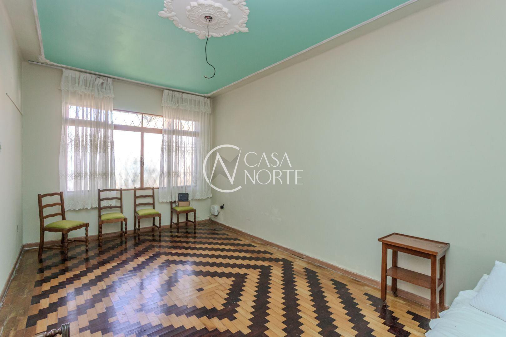 Casa à venda com 5 quartos, 253m², 4 vagas, Rua Tobias Barreto no bairro Partenon em Porto Alegre