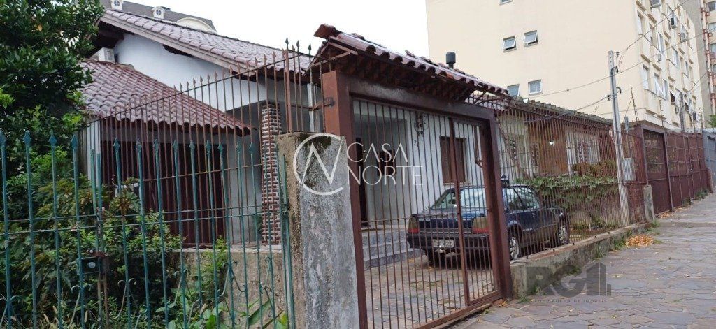 Casa à venda com 3 quartos, 180m², 1 suíte, 2 vagas, Rua Veríssimo Rosa no bairro Jardim Botânico em Porto Alegre