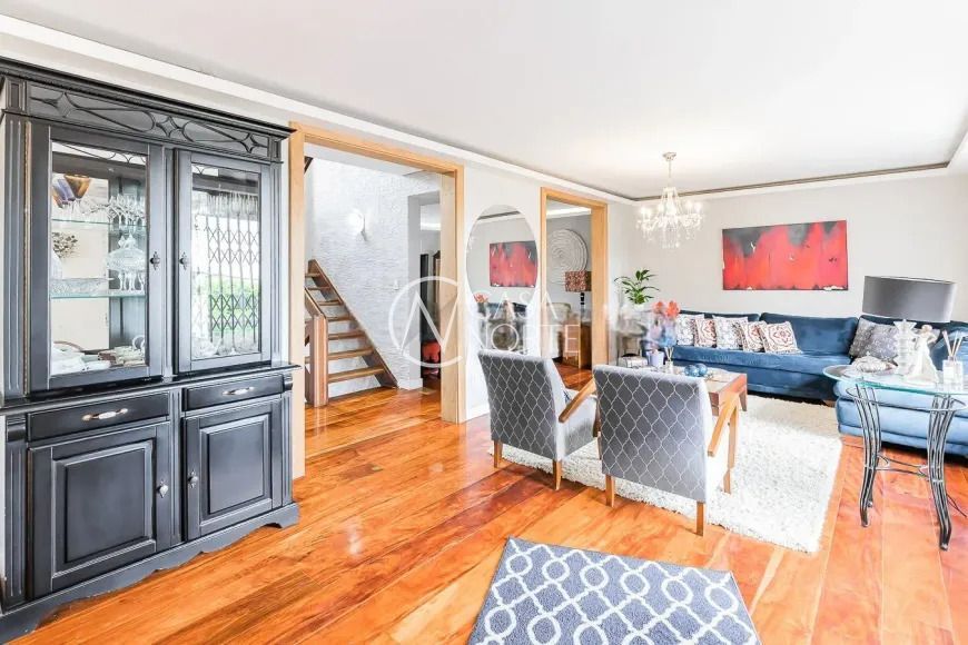 Casa à venda com 4 quartos, 344m², 1 suíte, 3 vagas, Rua Matias José Bins no bairro Chácara das Pedras em Porto Alegre