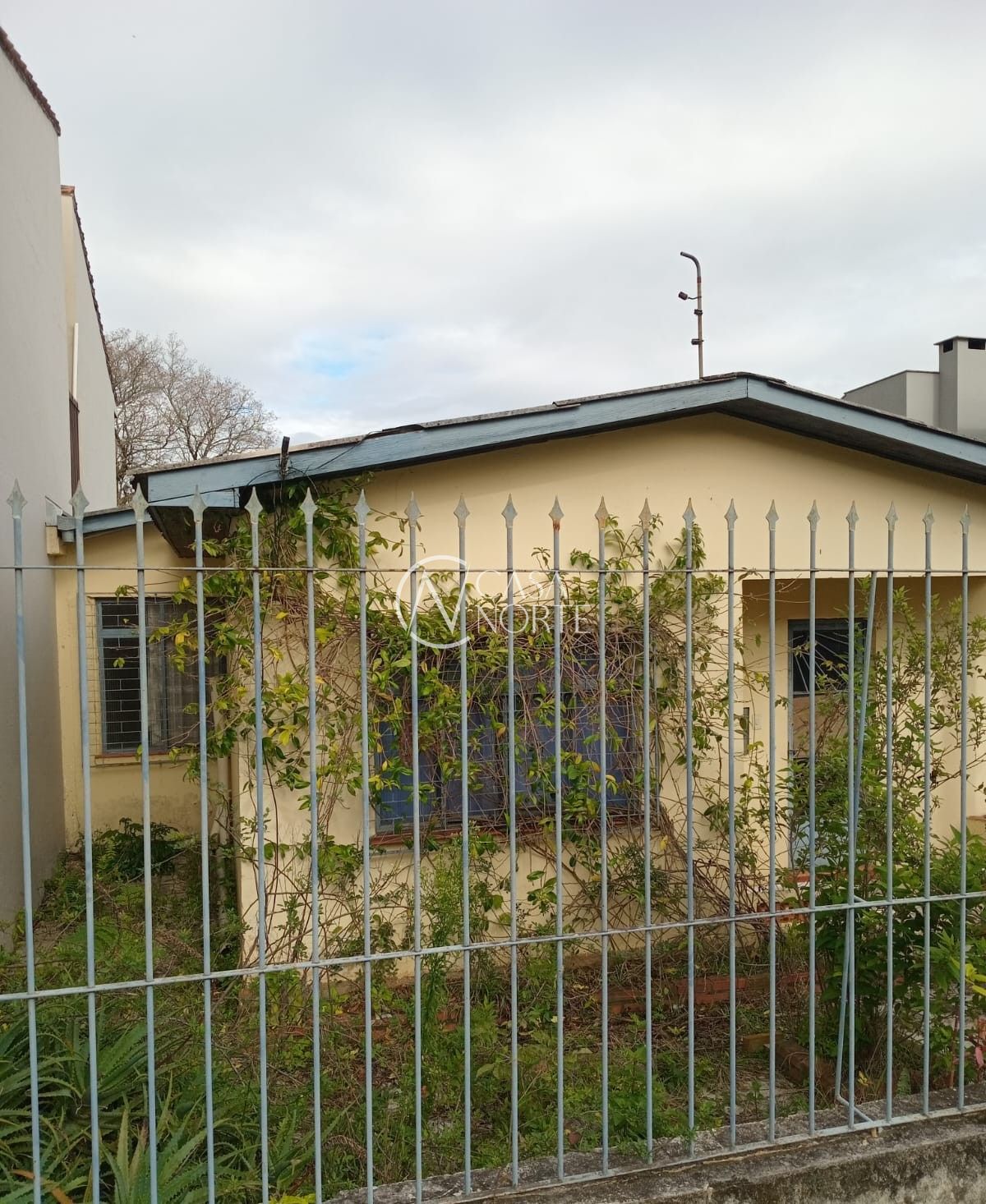 Casa à venda com 3 quartos, 100m², 2 vagas, Rua Doutor Ney Cabral no bairro Nonoai em Porto Alegre