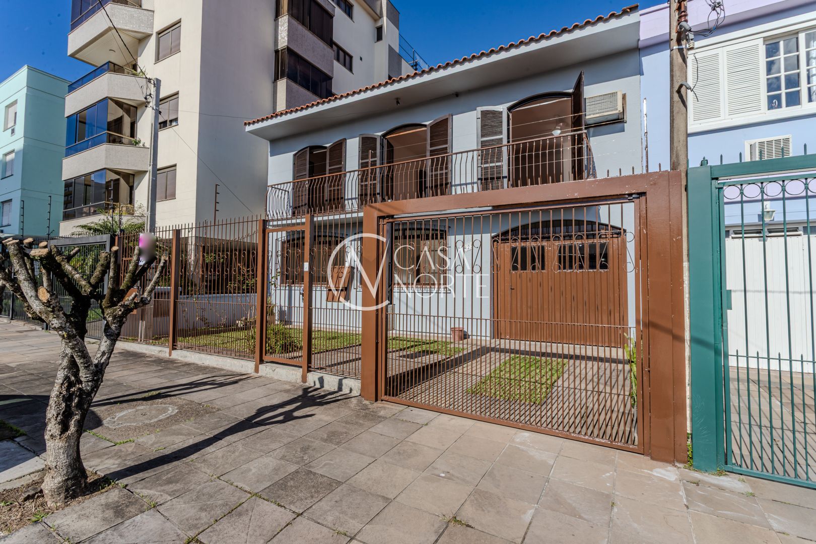 Casa à venda com 4 quartos, 280m², 4 vagas, Rua Professor Guerreiro Lima no bairro Partenon em Porto Alegre