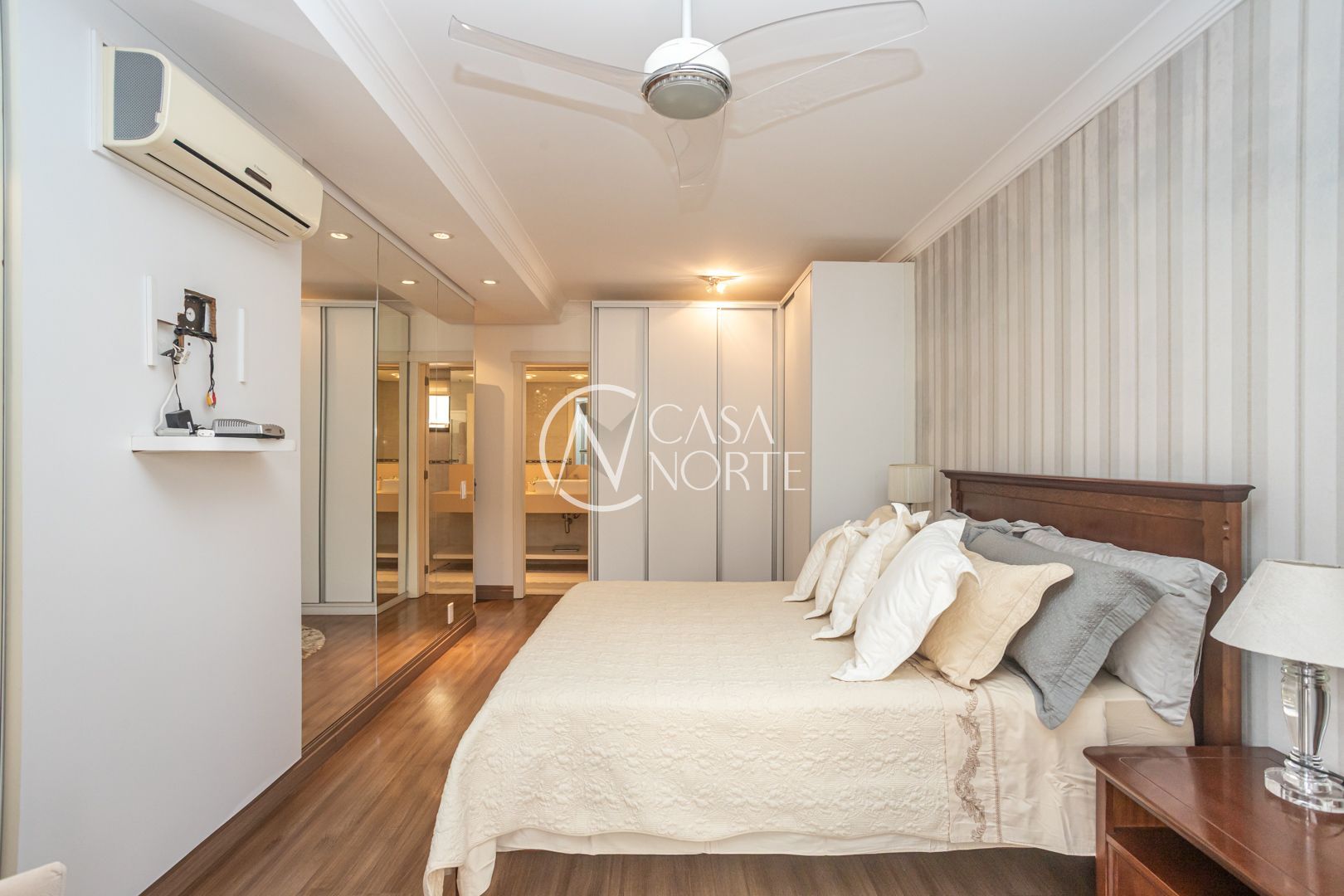 Cobertura à venda com 3 quartos, 206m², 3 suítes, 2 vagas, Avenida Cai no bairro Cristal em Porto Alegre